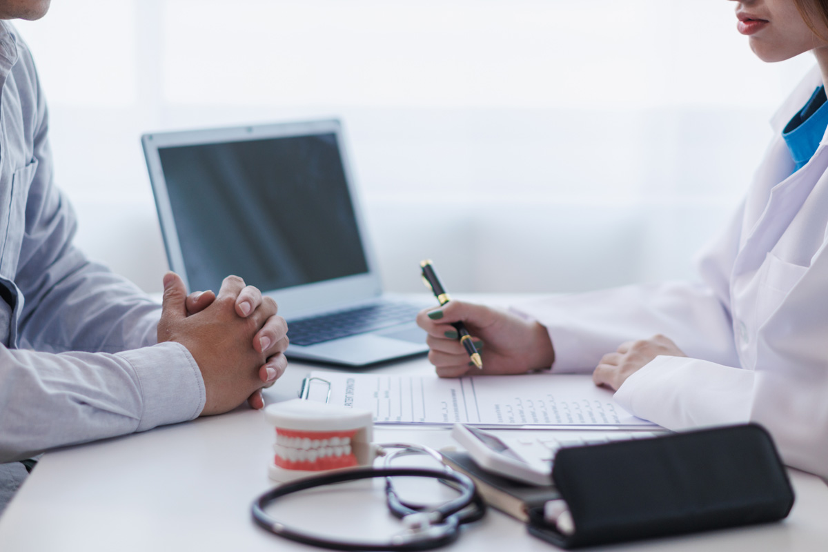 dentist gives advice on right symptoms and treatment